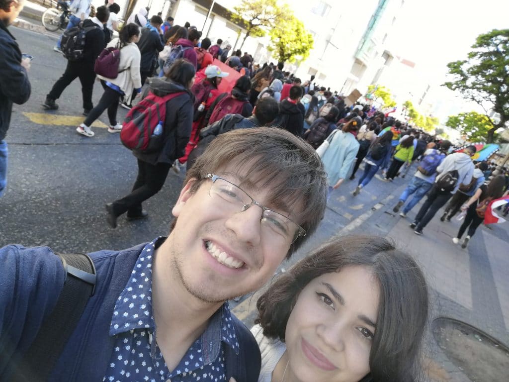 Mi esposa, Paloma, y yo marchando por el centro de Concepción, Chile.