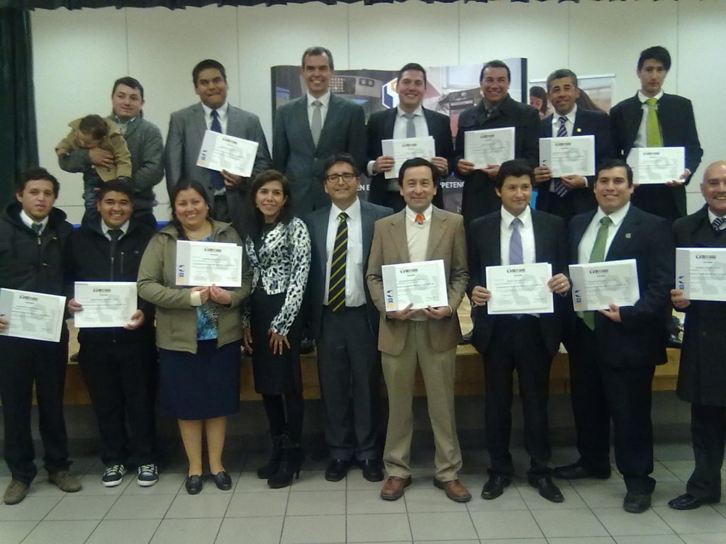 Guido Lucas, Gerente Autosuficiencia/FPE, Guido Lucas, Gerente Autosuficiencia/FPE, Ana Carvajal, Asesora de Autosuficiencia de la Estaca Los Andes, junto a los miembros de la Estaca que se Certificaron.