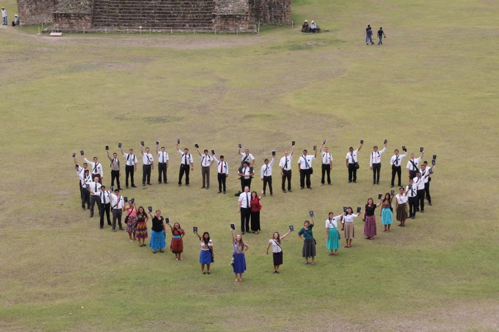 El presidente Madsen, junto a sus esposa, y misioneros de la Misión México Oaxaca.