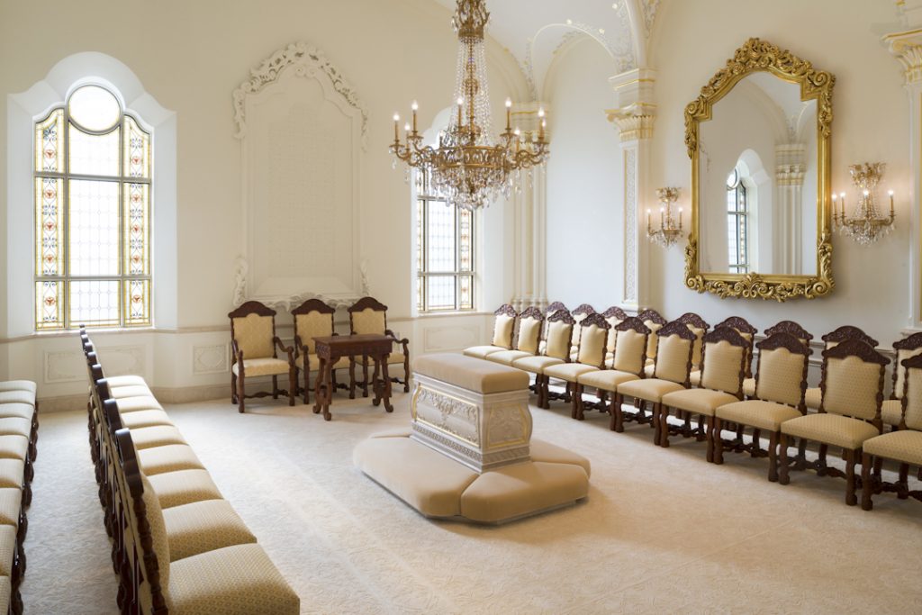 Sala de sellamientos del Templo de Tijuana. Los espejos de esta habitación fueron tallados a mano por artesanos mexicanos. | Foto: Welden Andersen