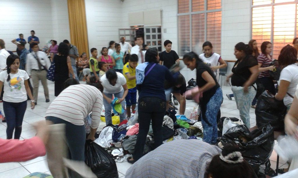 Hermanos de la Estaca Durán Ecuador Norte colectan ayuda para damnificados por el terremoto. | Carlos Vega.