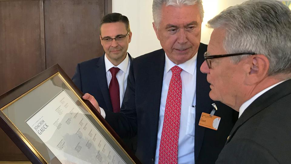 Élder Uchtdorf entrega genealogía a expresidente de Alemania Joachin Gauck