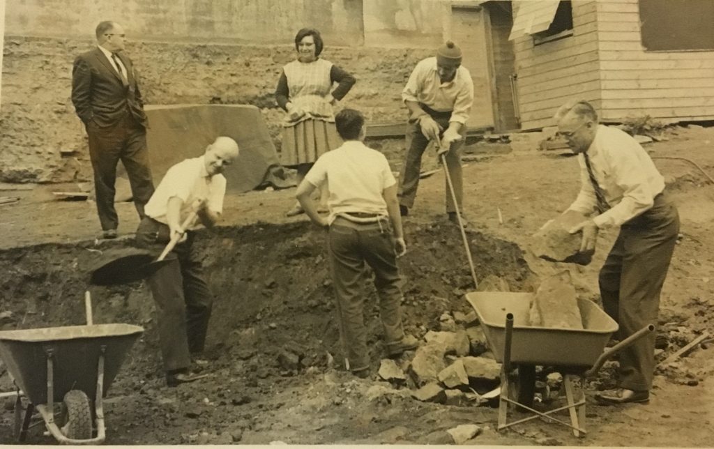 Pdte. Renato Osorio, su esposa e hijo trabajan en el terreno de la construcción junto a Autoridades visitantes de la Iglesia.
