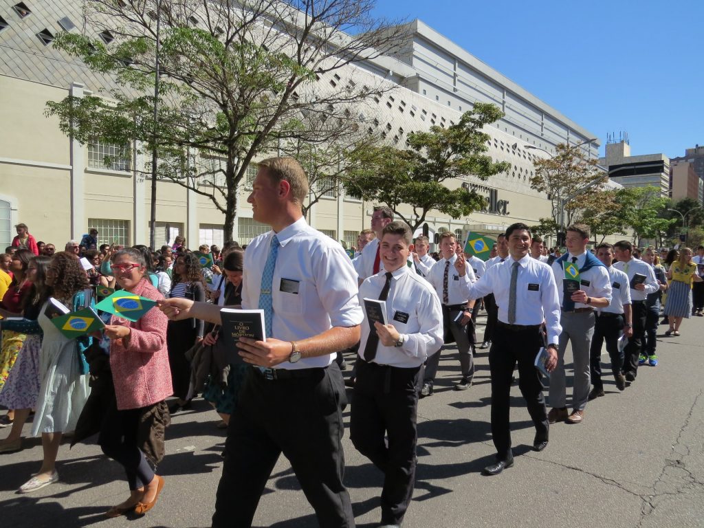 Misioneros participan del desfile oficial del día de la independencia en Brasil