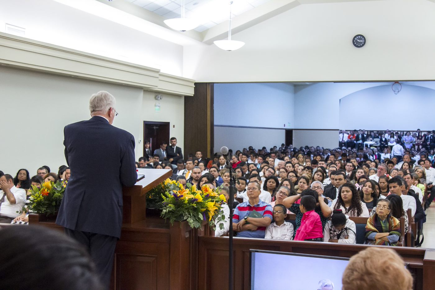 Elder D. Todd Christofferson se reúne con miembros de la Iglesia en El Salvador
