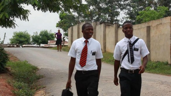 Misioneros caminan por las calles de un país africano, 2012. | La Iglesia de Jesucristo de los Santos de los Últimos Días.