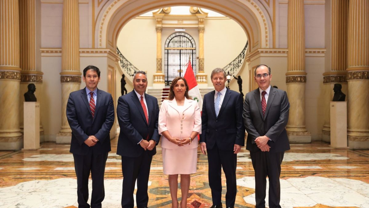 Presidenta de Perú sostuvo encuentro con líderes de la Iglesia