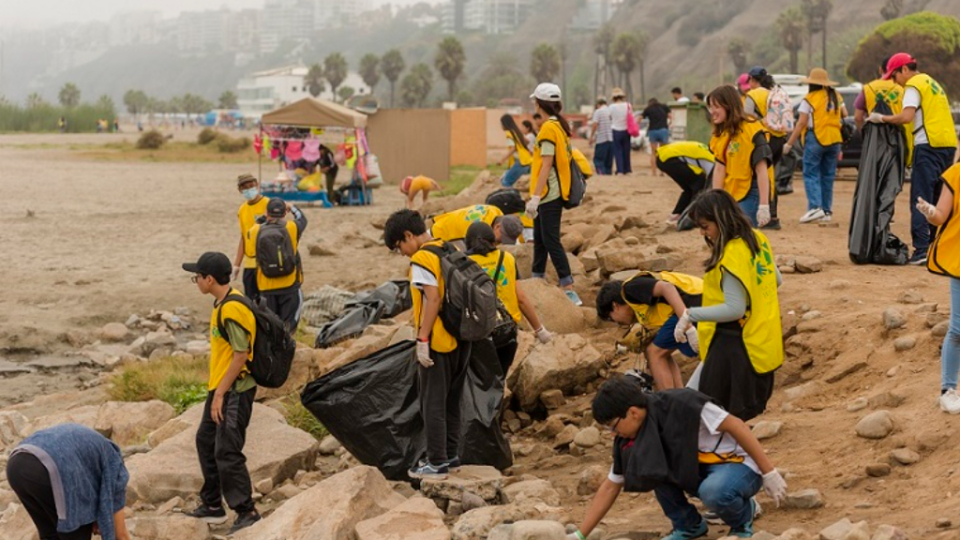 Jóvenes santos de los últimos días limpian playa Agua Dulce en Lima