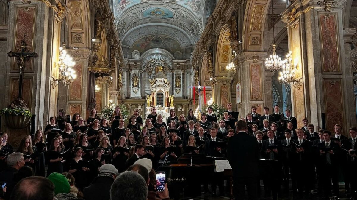 Coro de BYU culmina gira por Sudamérica ante mil asistentes en la Catedral de Santiago