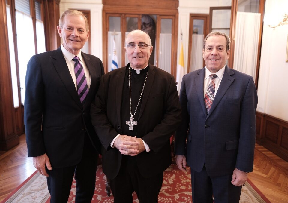 Élder Stevenson es recibido por el arzobispo de Montevideo durante su visita a Uruguay